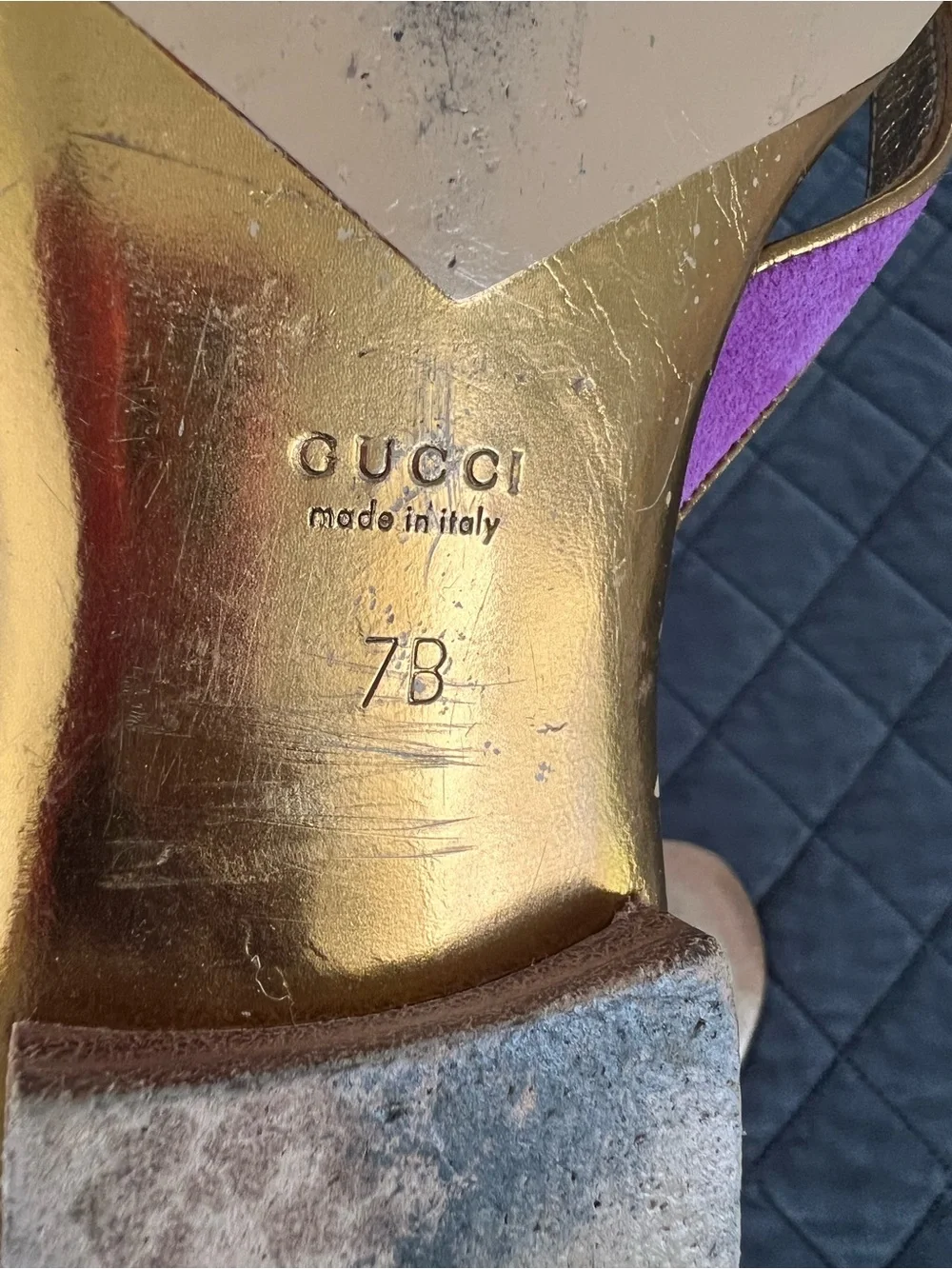 Gucci Bee Sandals Shoes Women’s 7 B Gold Thong Flip Flops Suede Purple Gold
